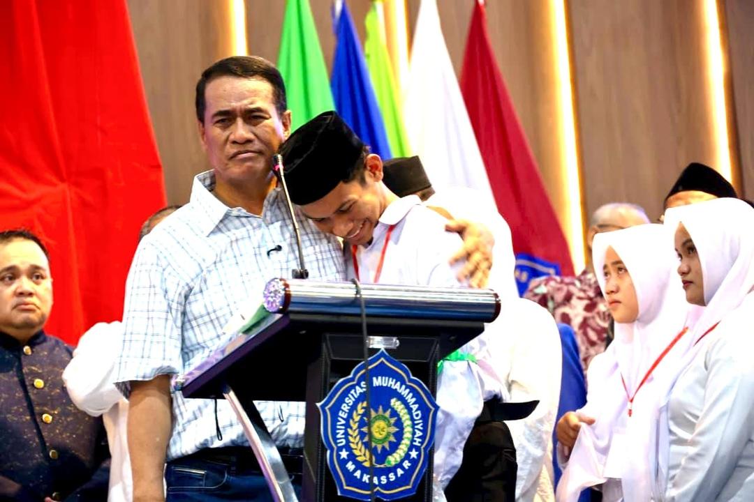 Terharu dengar Kisah Maba Unismuh yang Ditinggal Ayah Sejak Kecil, Mentan Amran Langsung Beri Bantuan